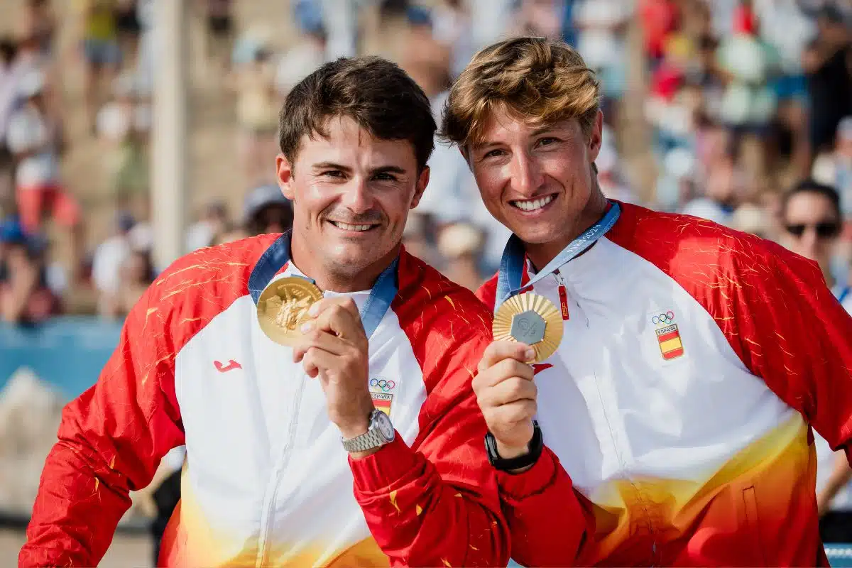 Diego Botín y Florian Trittel celebrando su medalla de oro en la clase 49er de los Juegos Olímpicos de París 2024. (Copyright/Carlos Rodriguez/RFEV)