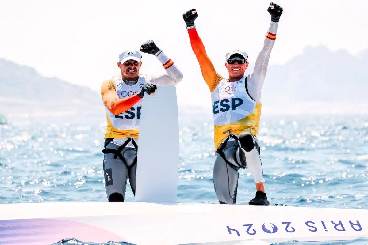 Diego Botín y Florian Trittel, con los brazos en alto, celebran en aguas de Marsella su victoria olímpica en la clase 49er de los Juegos Olímpicos de París 2024.(Copyright/RFEV)