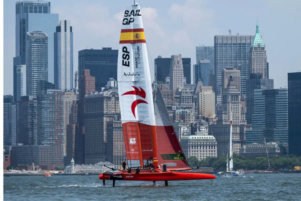 Diego Botín at the helm of the flying catamaran in the waters of New York during the 2024 SailGP circuit. (Copyright/SailGP)